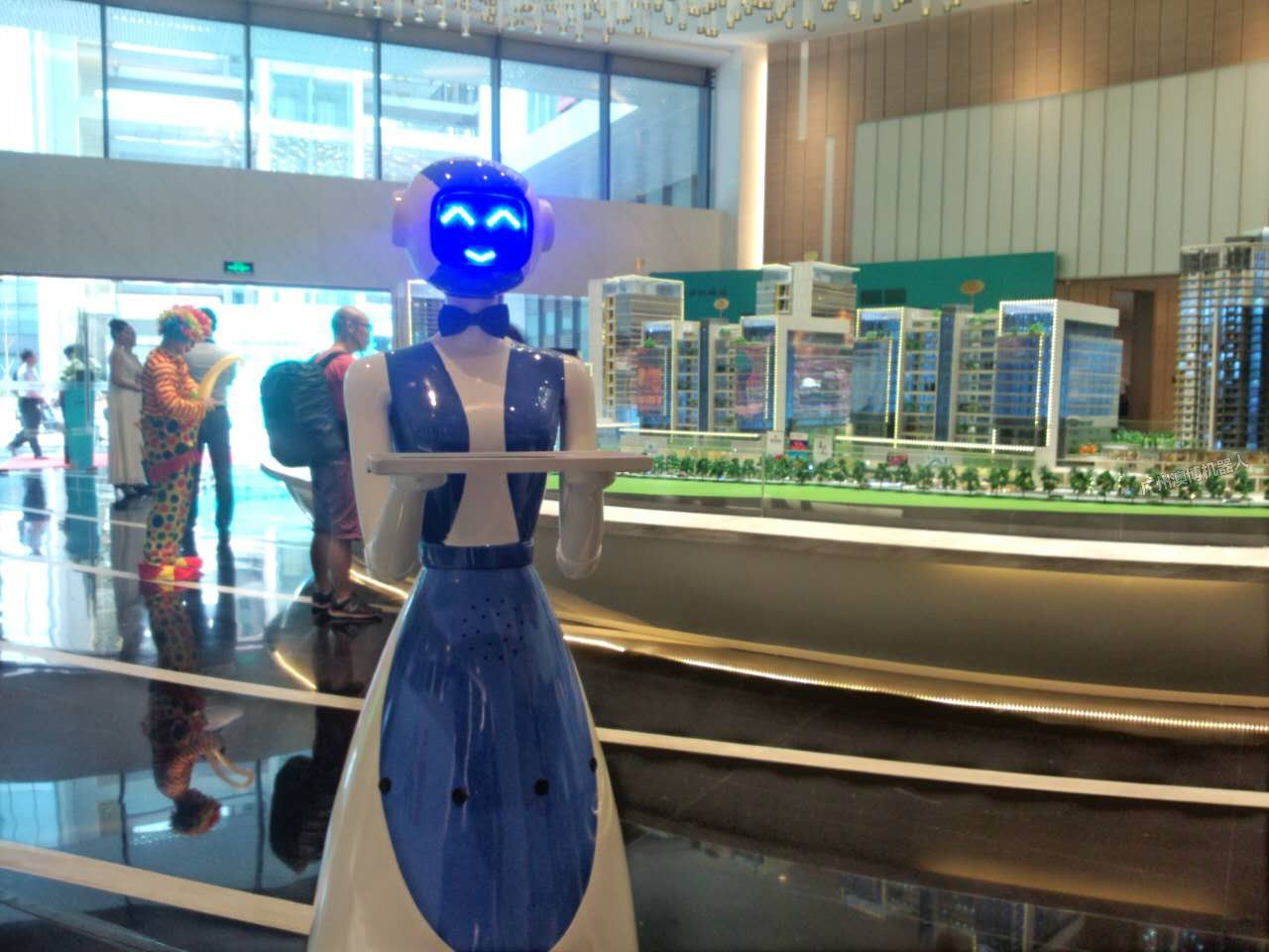 送餐機器人-博博